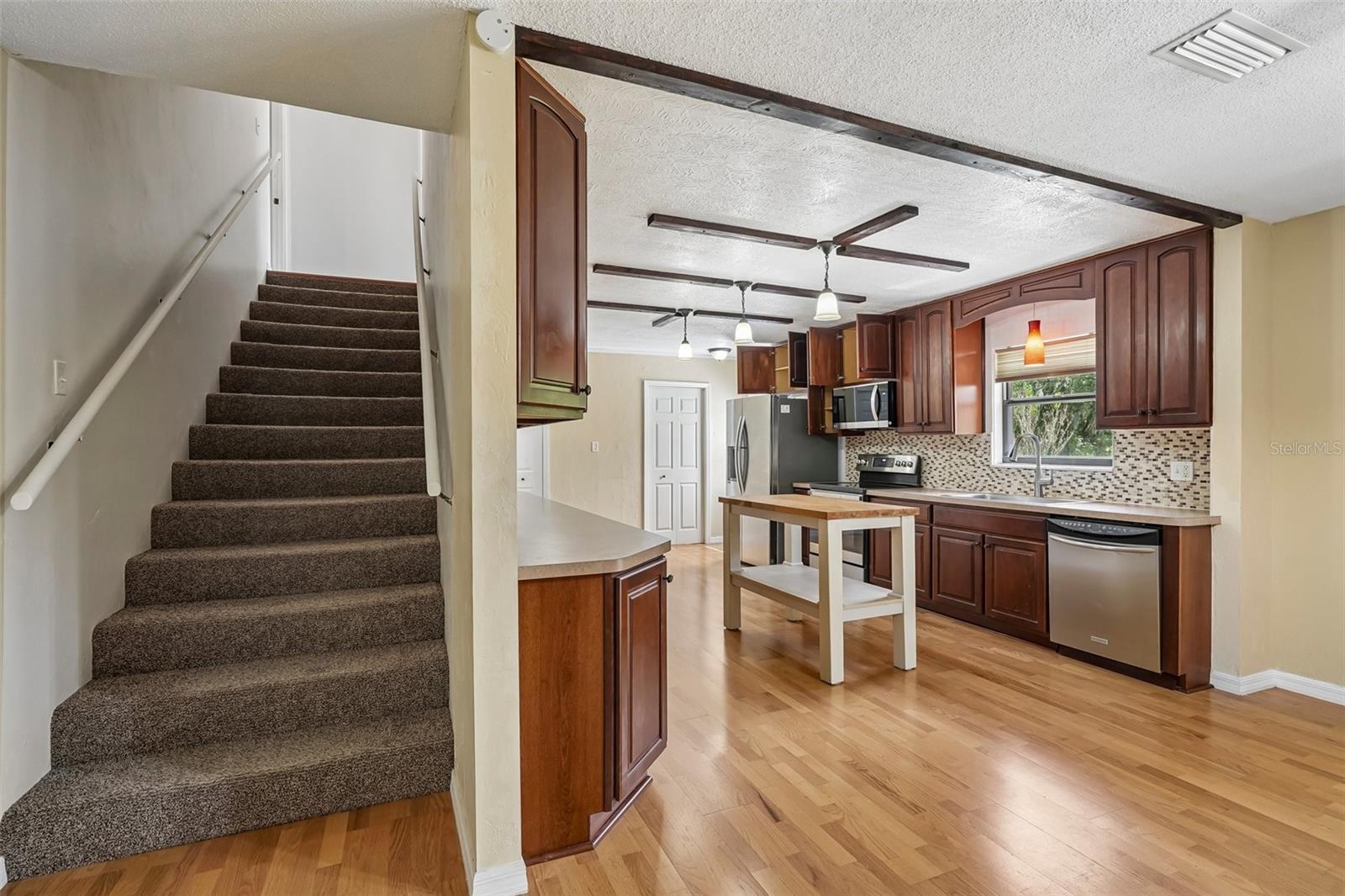 COUNTRY CLUB ESTATE MCINTOSH GRT - Residential