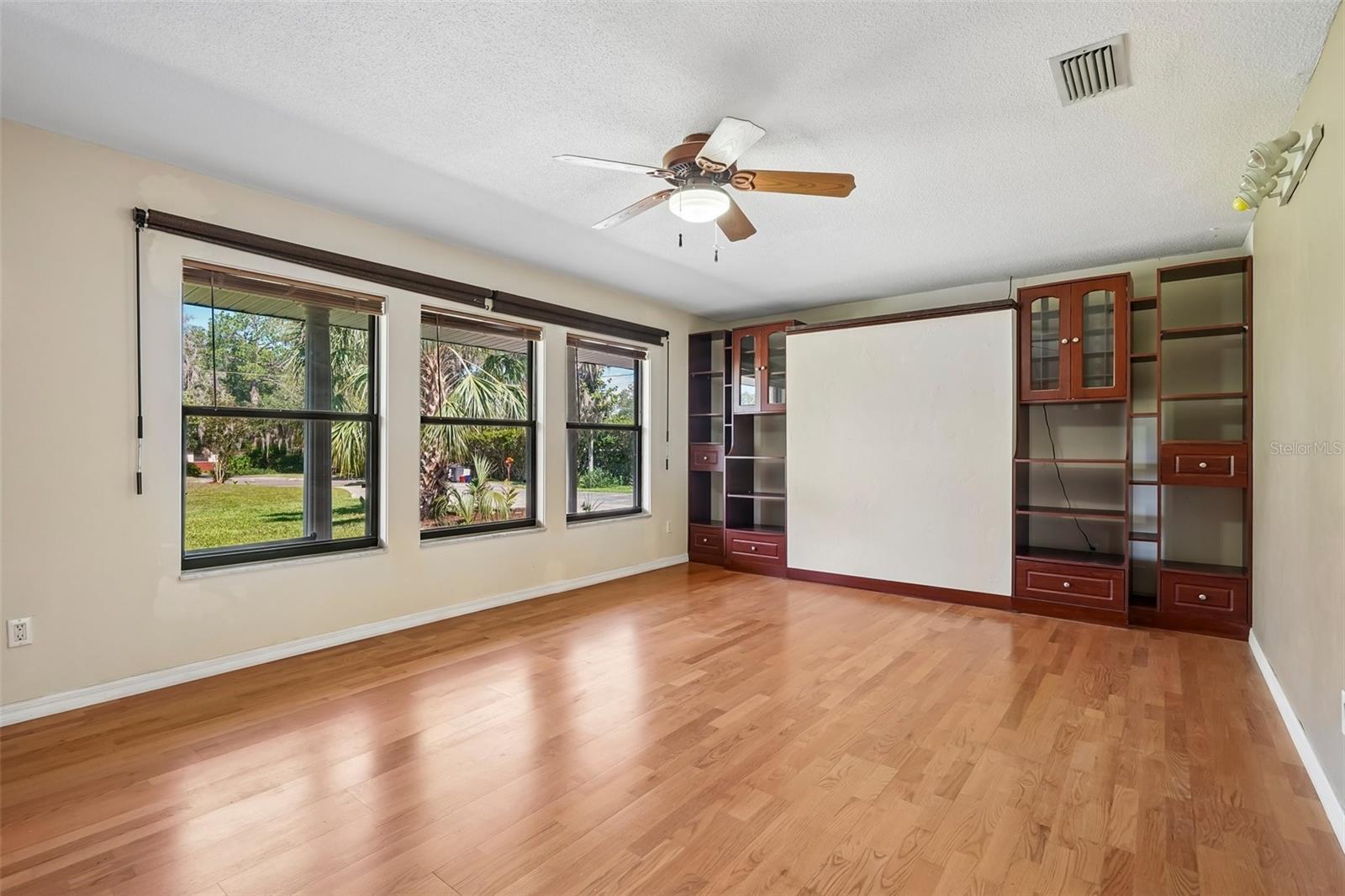 COUNTRY CLUB ESTATE MCINTOSH GRT - Residential