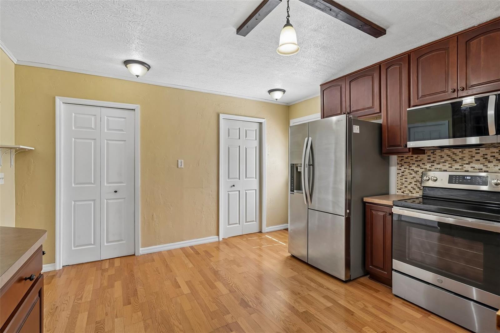 COUNTRY CLUB ESTATE MCINTOSH GRT - Residential