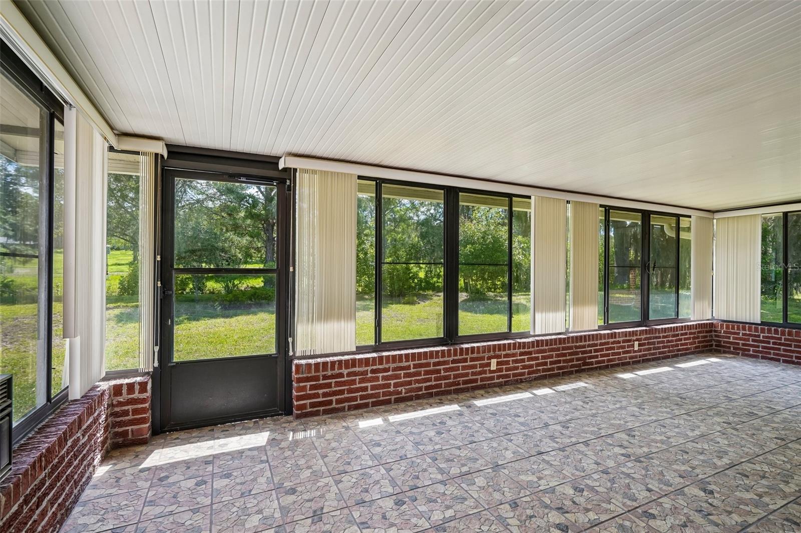 COUNTRY CLUB ESTATE MCINTOSH GRT - Residential