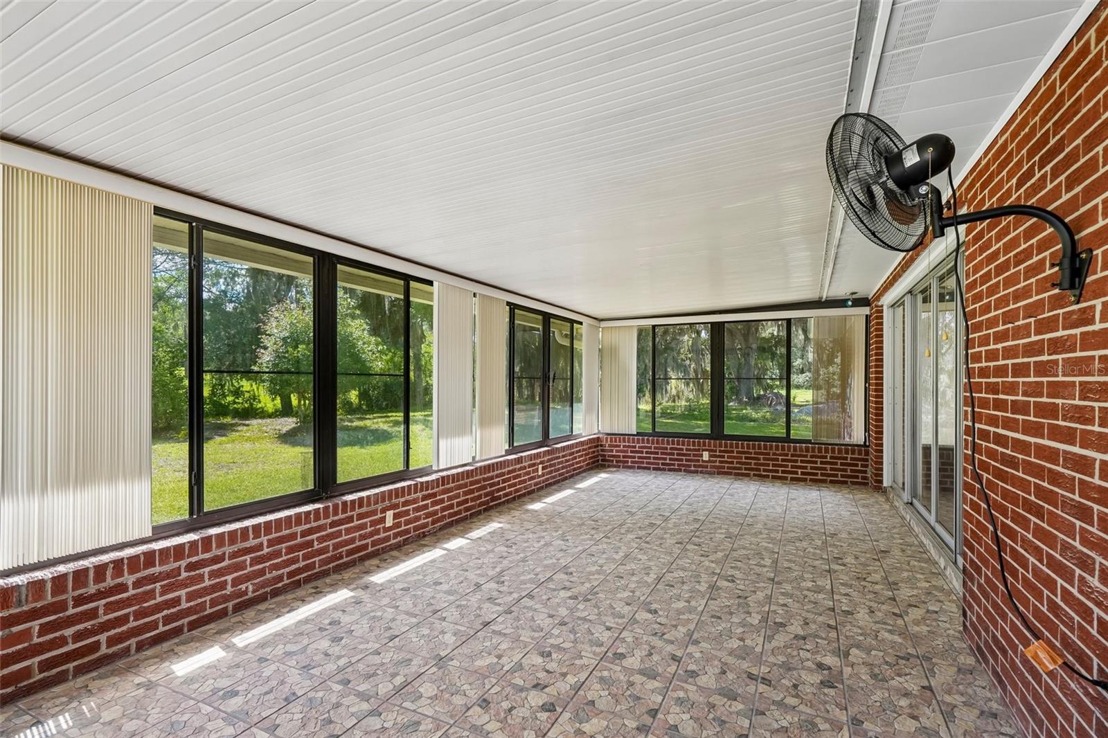 COUNTRY CLUB ESTATE MCINTOSH GRT - Residential
