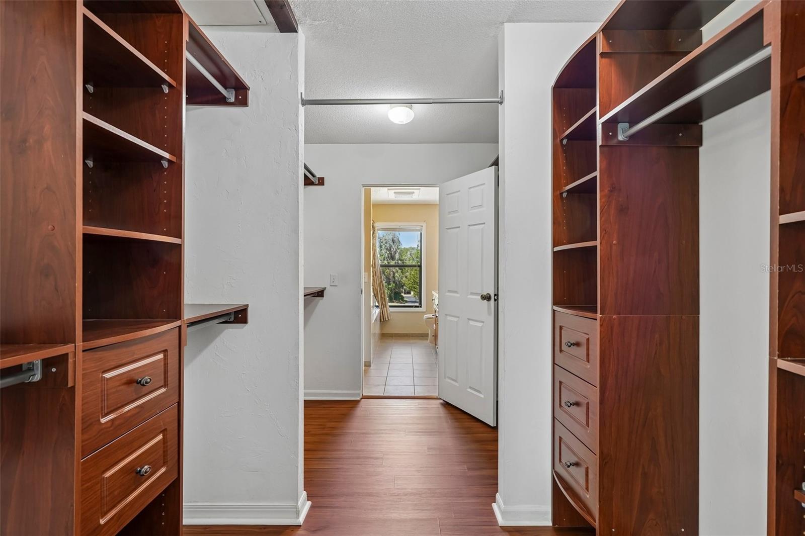 COUNTRY CLUB ESTATE MCINTOSH GRT - Residential
