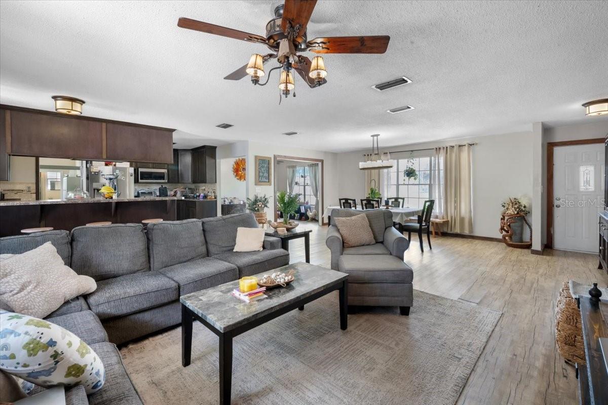WHISPERING OAKS - Residential