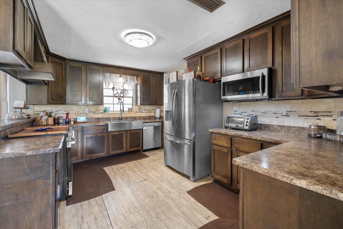 WHISPERING OAKS - Residential