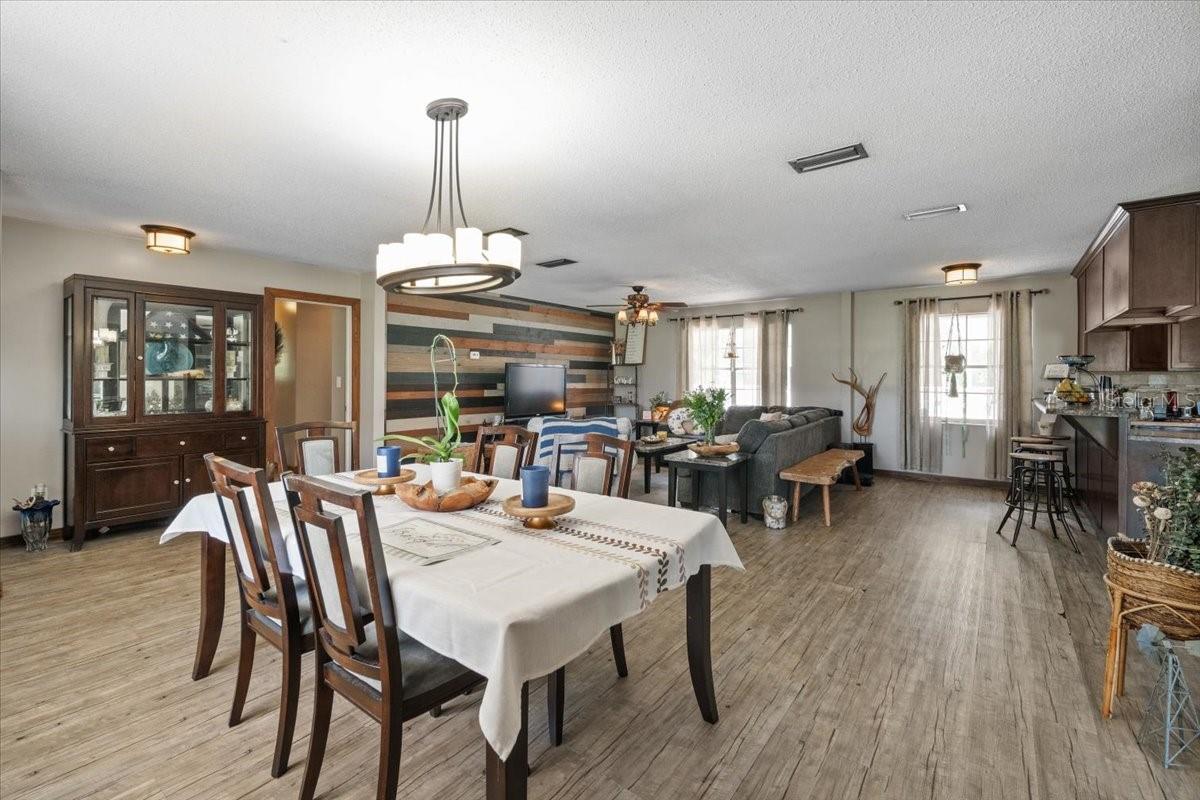 WHISPERING OAKS - Residential