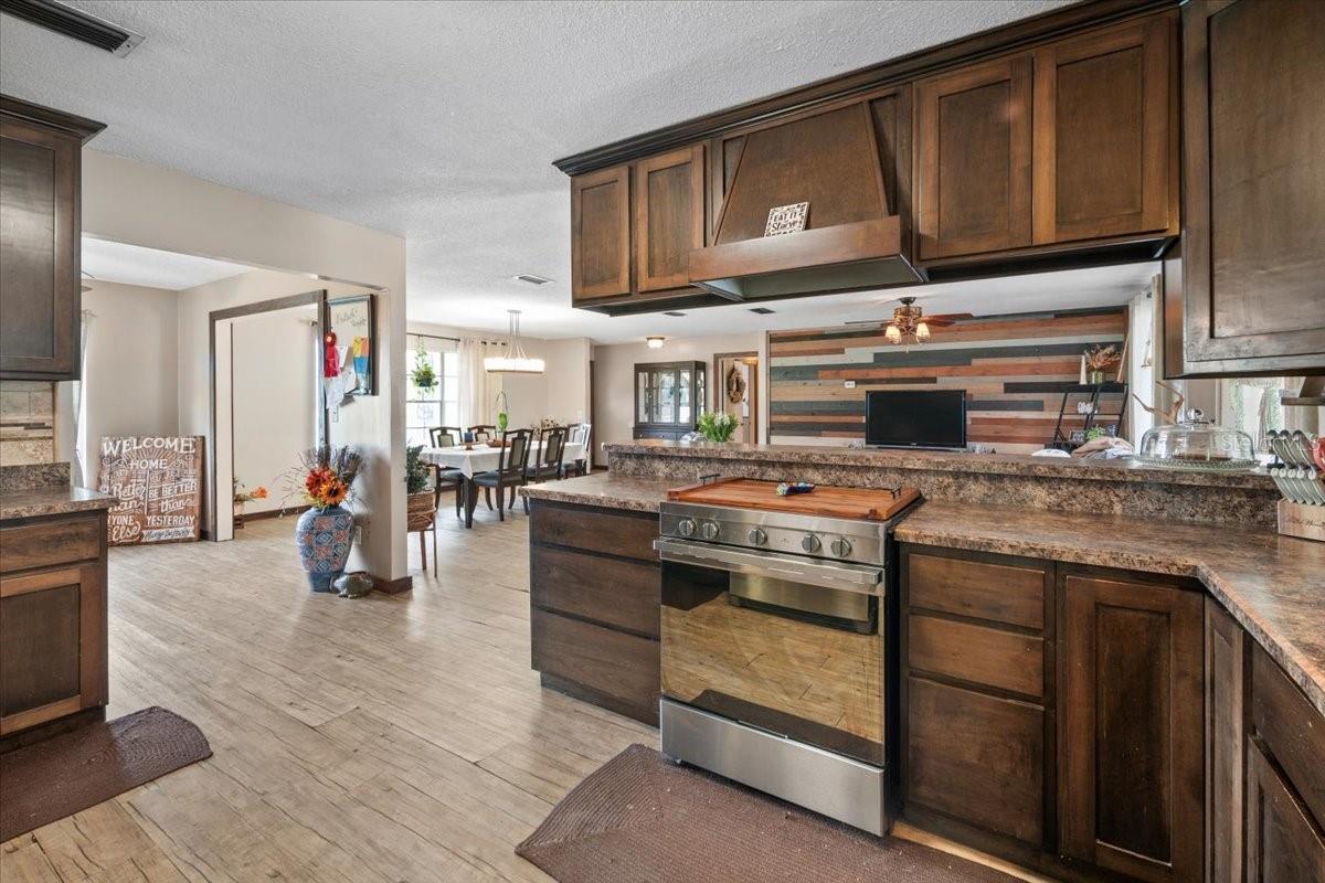 WHISPERING OAKS - Residential