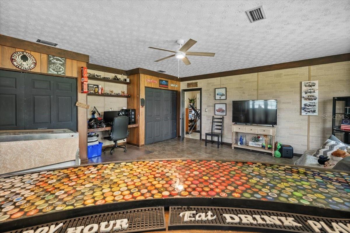 WHISPERING OAKS - Residential
