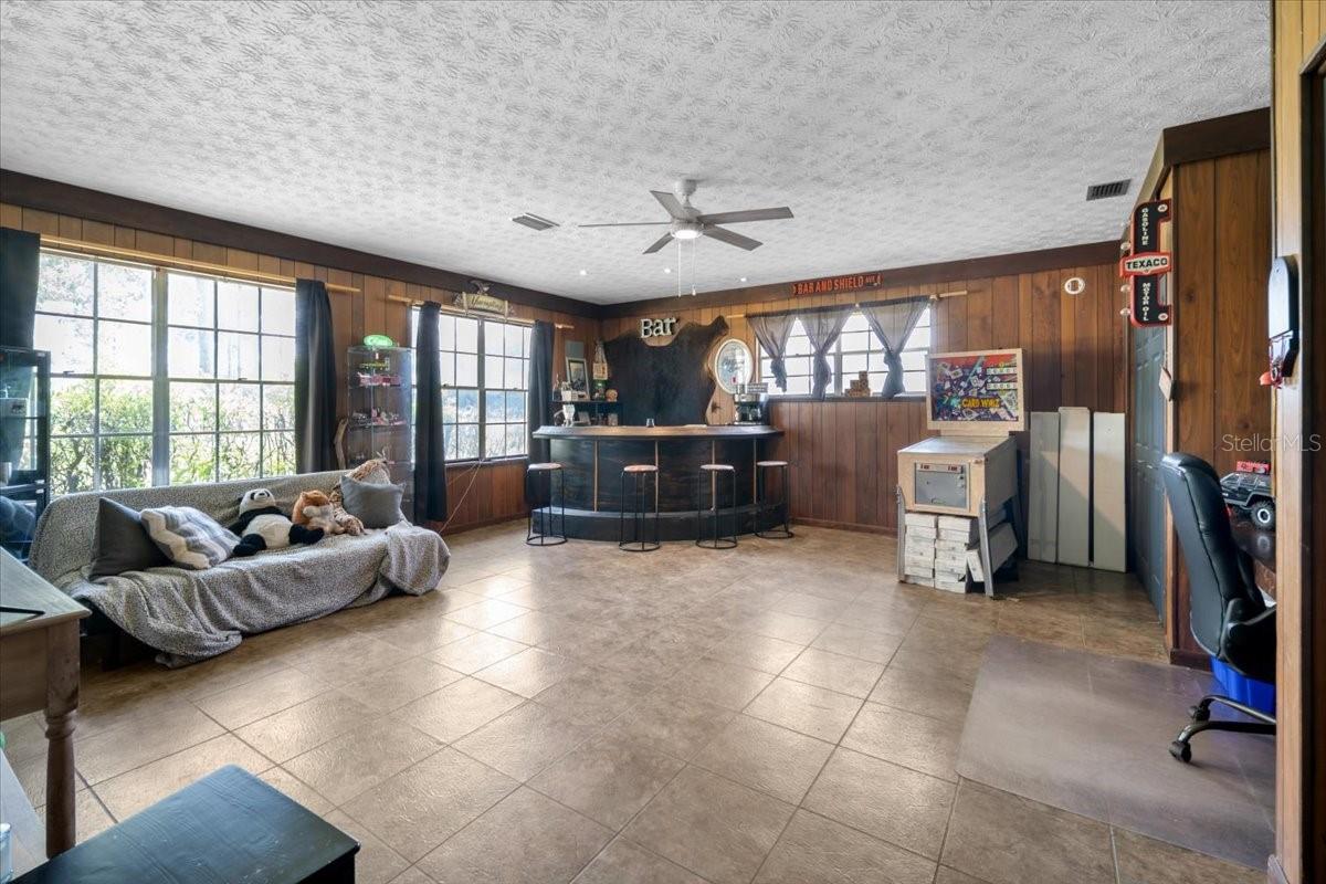 WHISPERING OAKS - Residential