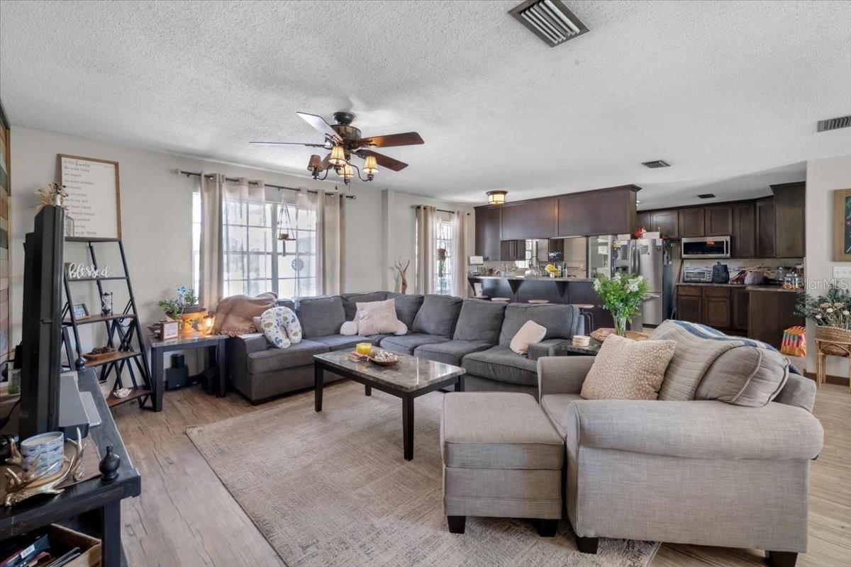 WHISPERING OAKS - Residential