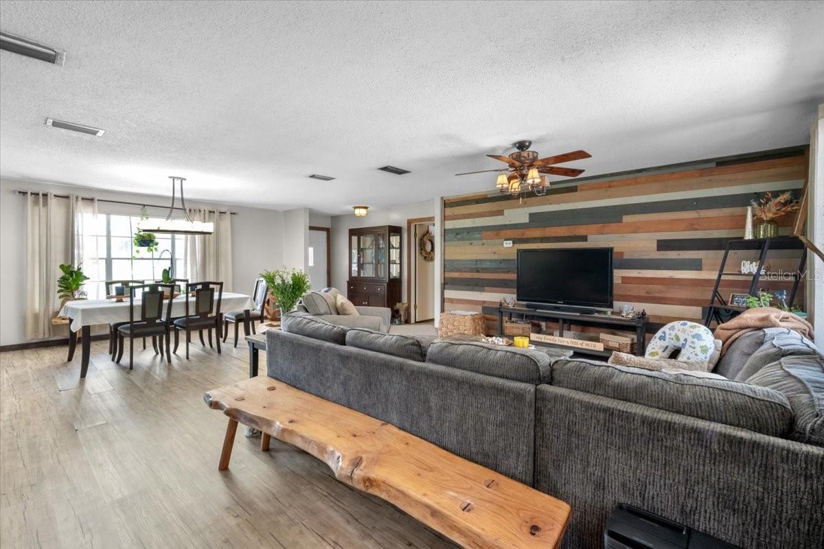 WHISPERING OAKS - Residential