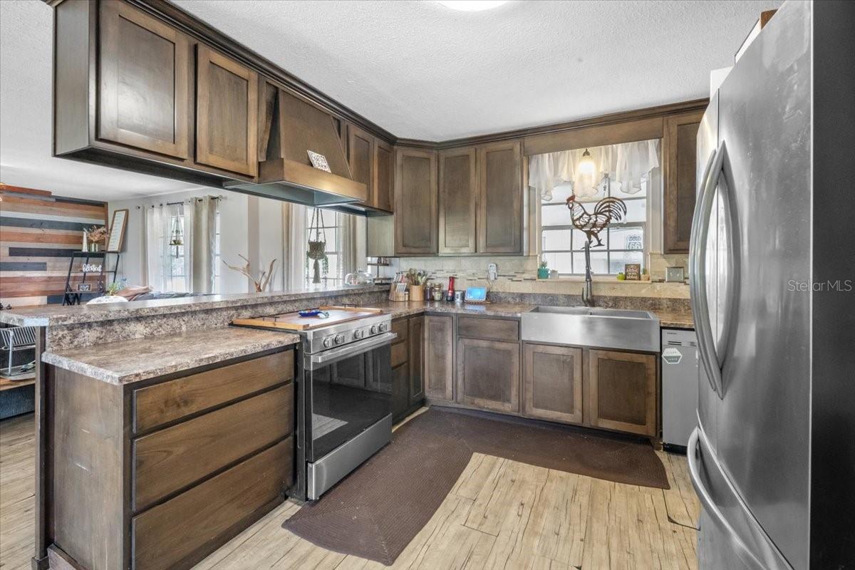 WHISPERING OAKS - Residential