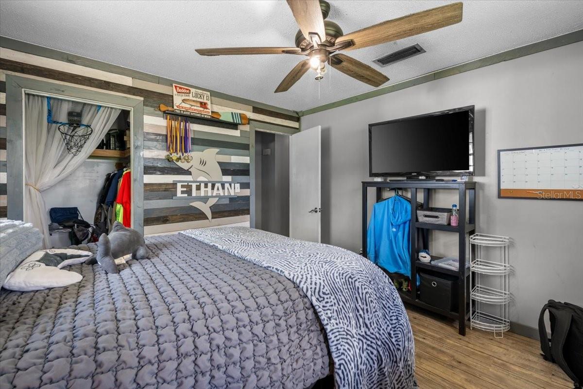 WHISPERING OAKS - Residential