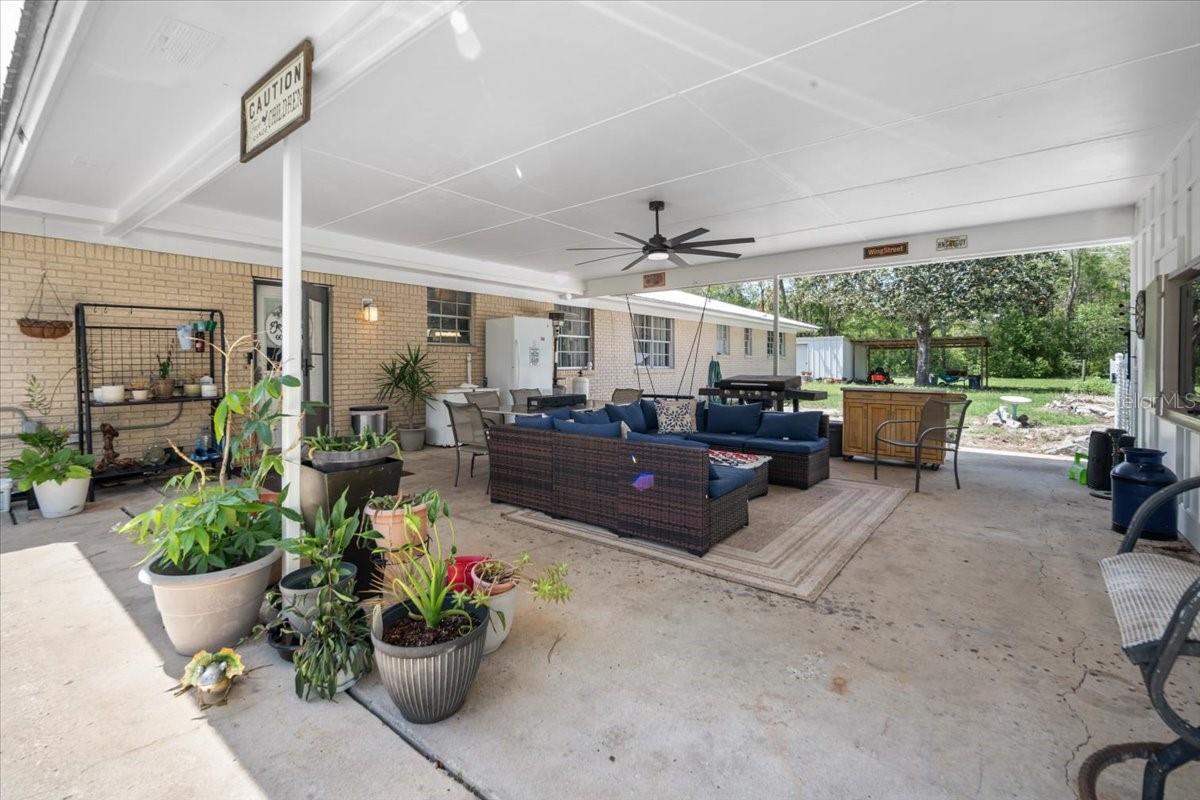 WHISPERING OAKS - Residential