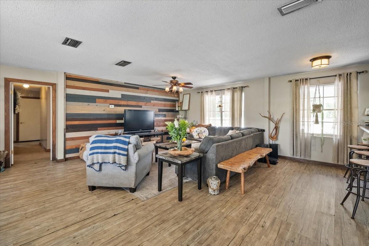 WHISPERING OAKS - Residential