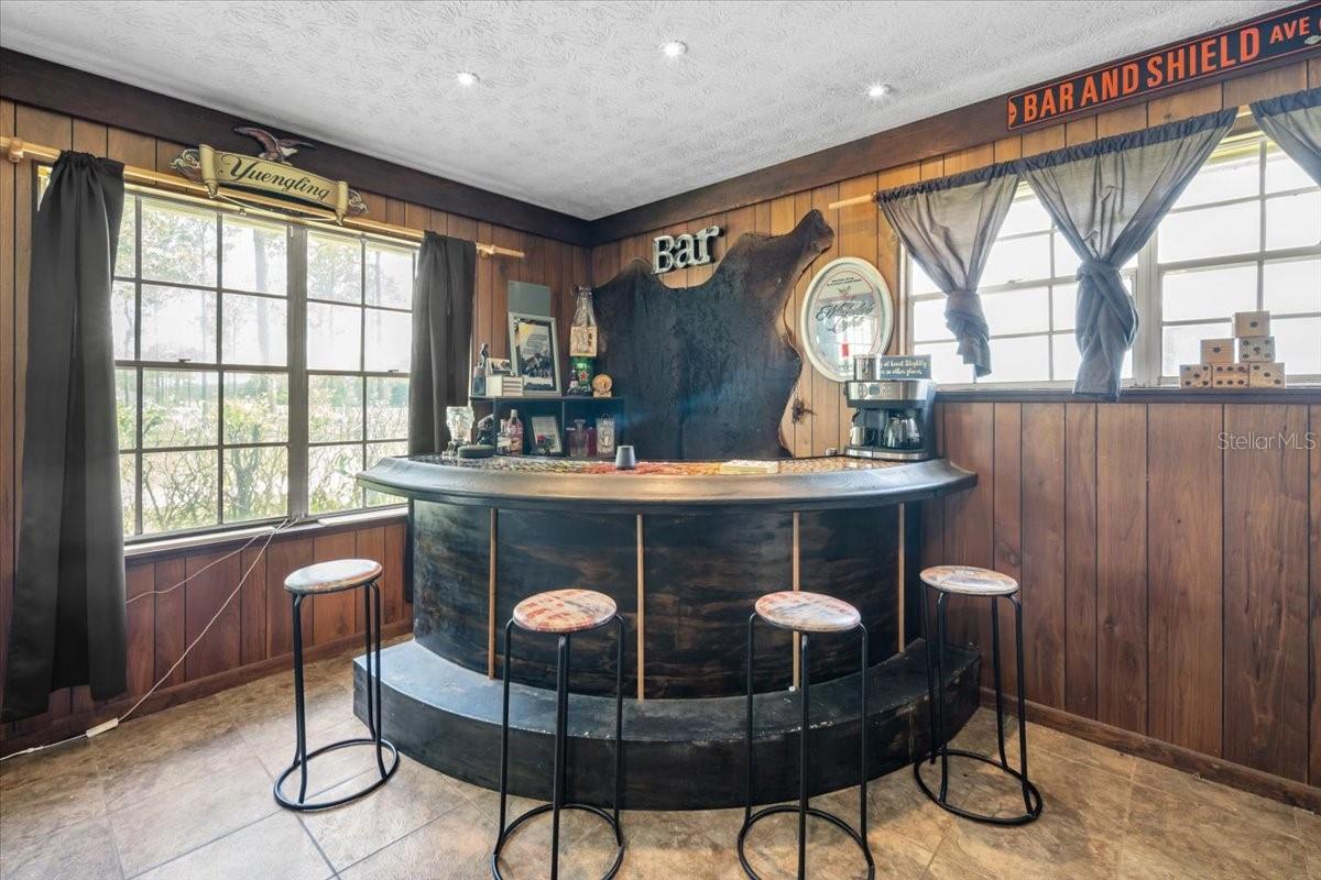 WHISPERING OAKS - Residential
