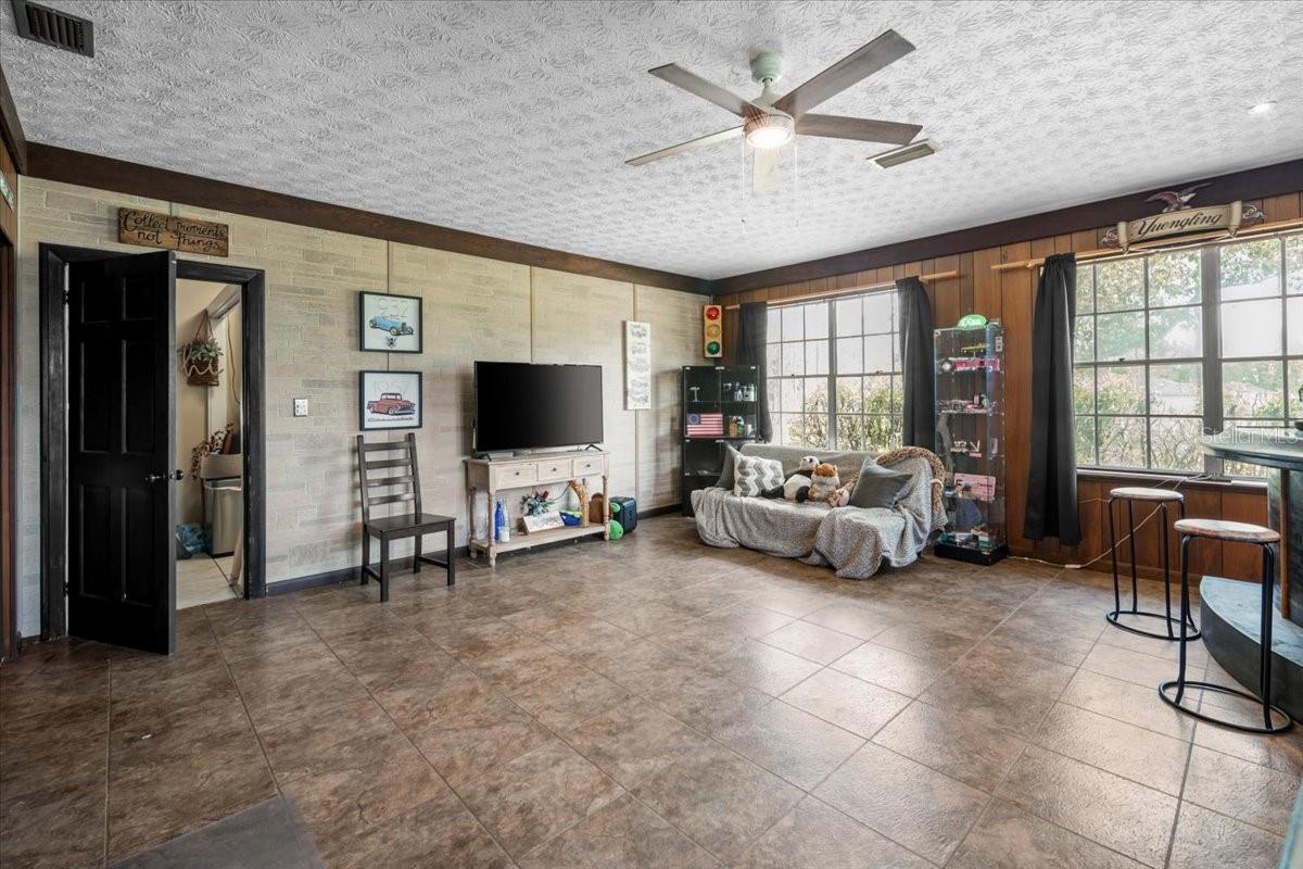 WHISPERING OAKS - Residential