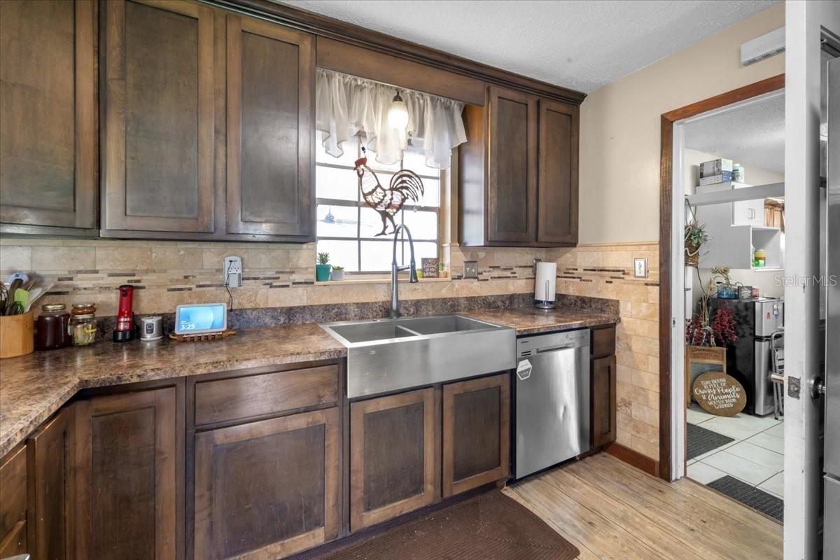WHISPERING OAKS - Residential