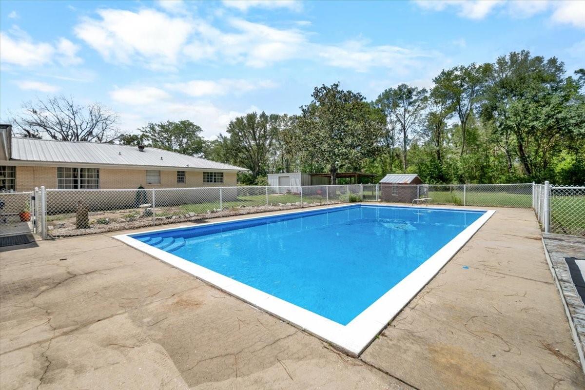 WHISPERING OAKS - Residential