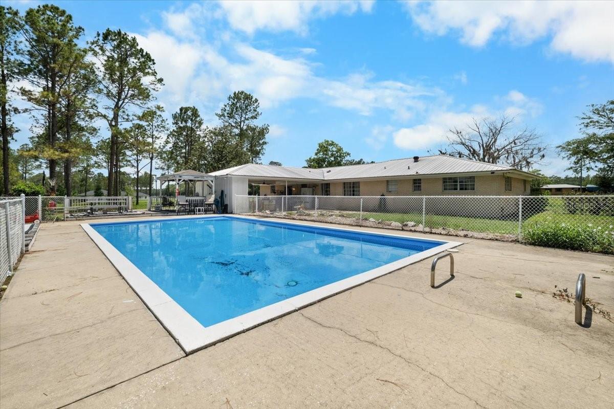 WHISPERING OAKS - Residential