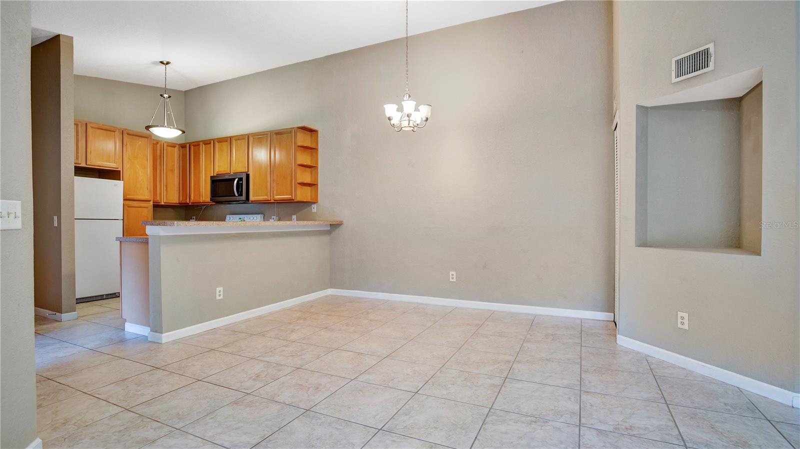 LAKEVIEW CONDO 06 - Residential Lease