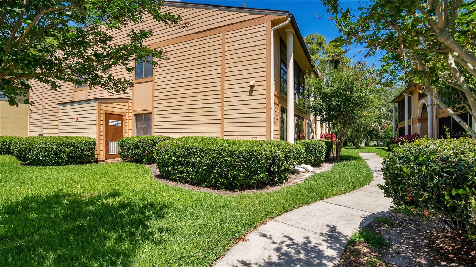 LAKEVIEW CONDO 06 - Residential Lease