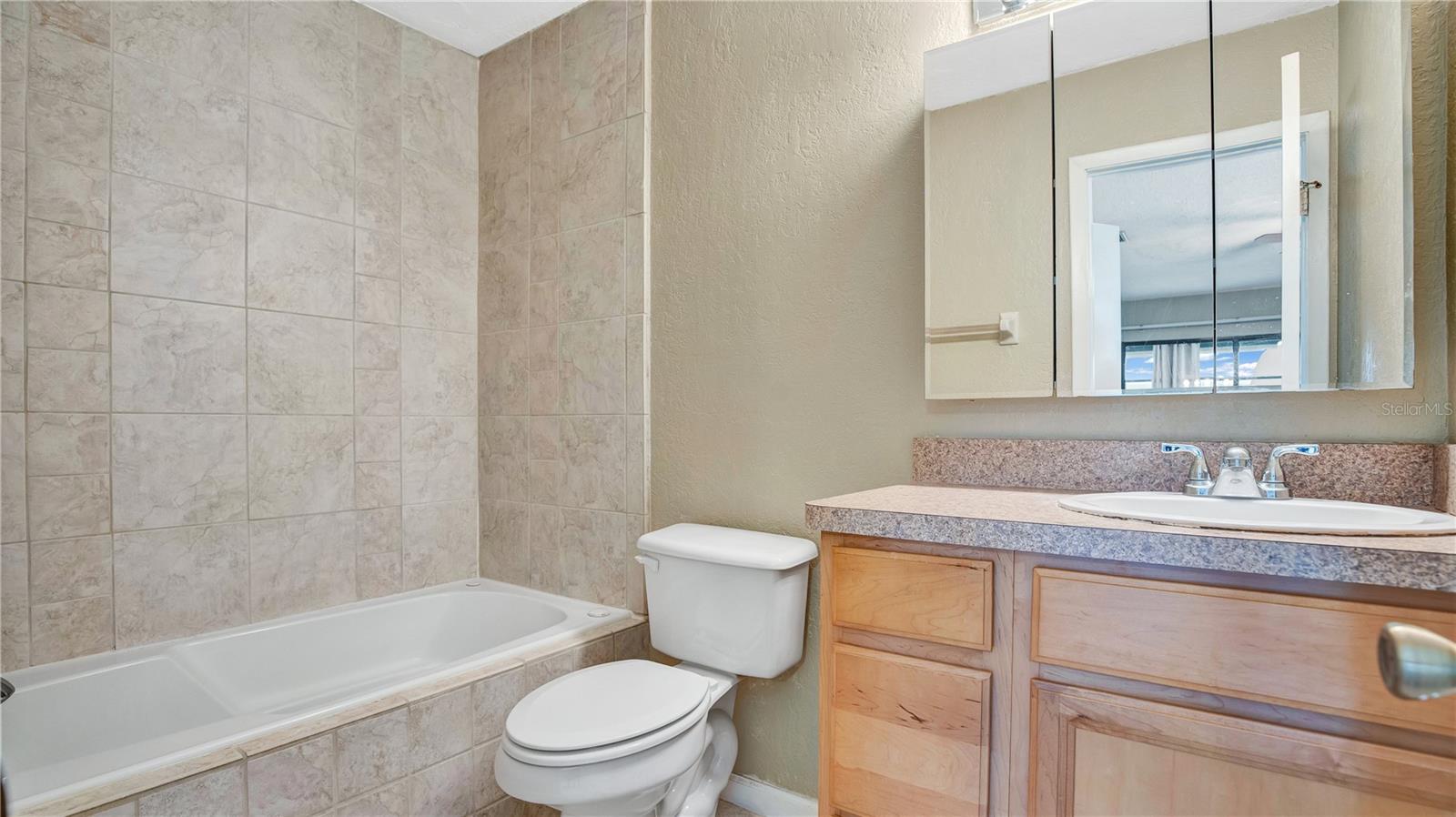 LAKEVIEW CONDO 06 - Residential Lease