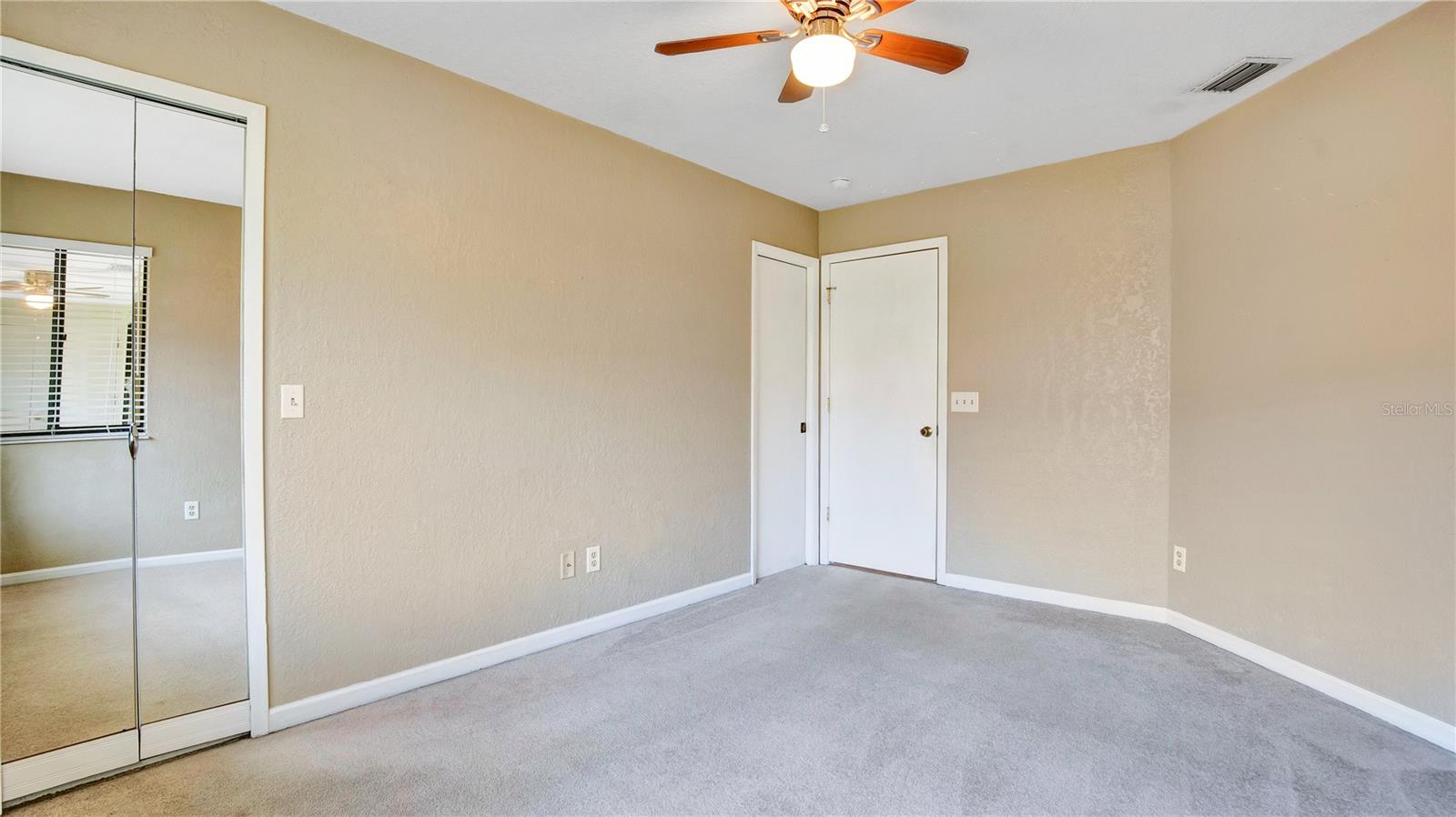 LAKEVIEW CONDO 06 - Residential Lease