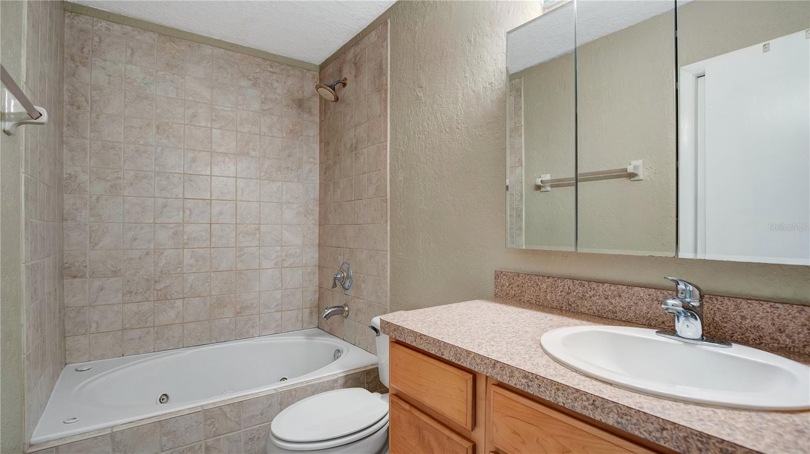 LAKEVIEW CONDO 06 - Residential Lease