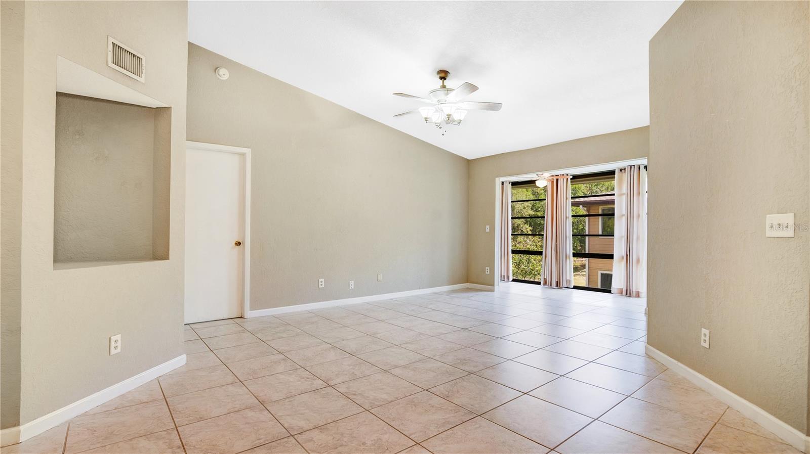 LAKEVIEW CONDO 06 - Residential Lease