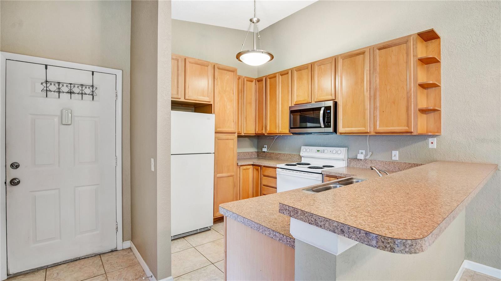LAKEVIEW CONDO 06 - Residential Lease