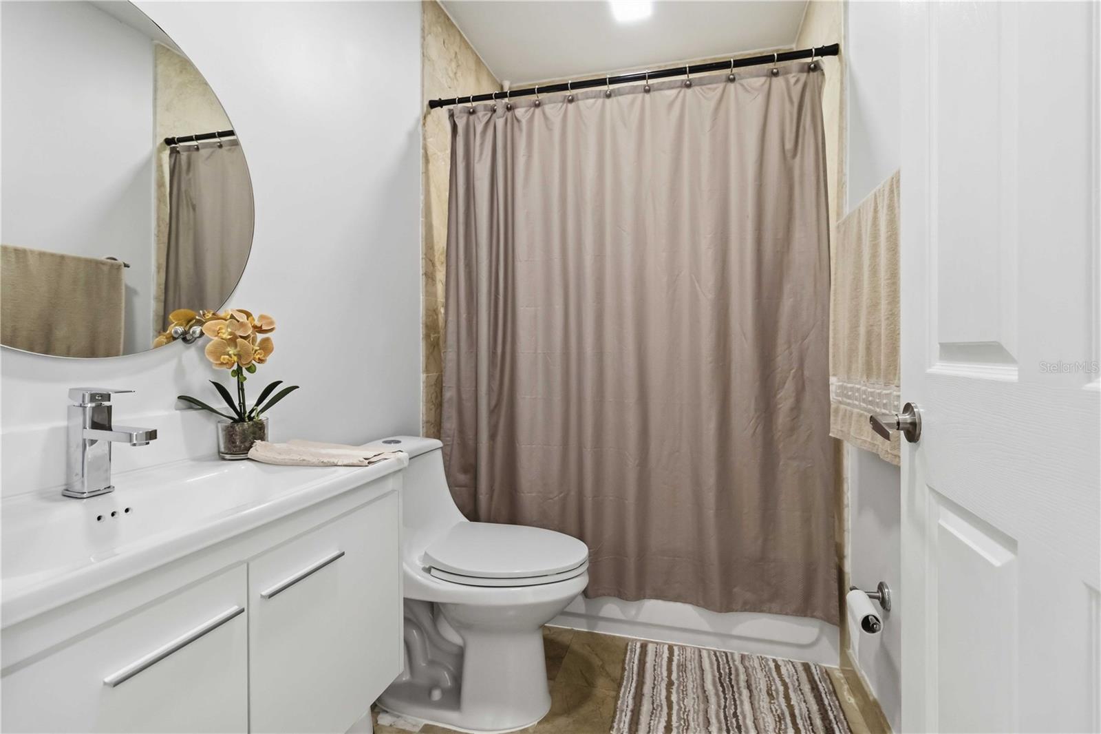 LES CHATEAUX AT INTL GARDENS CONDO - Residential