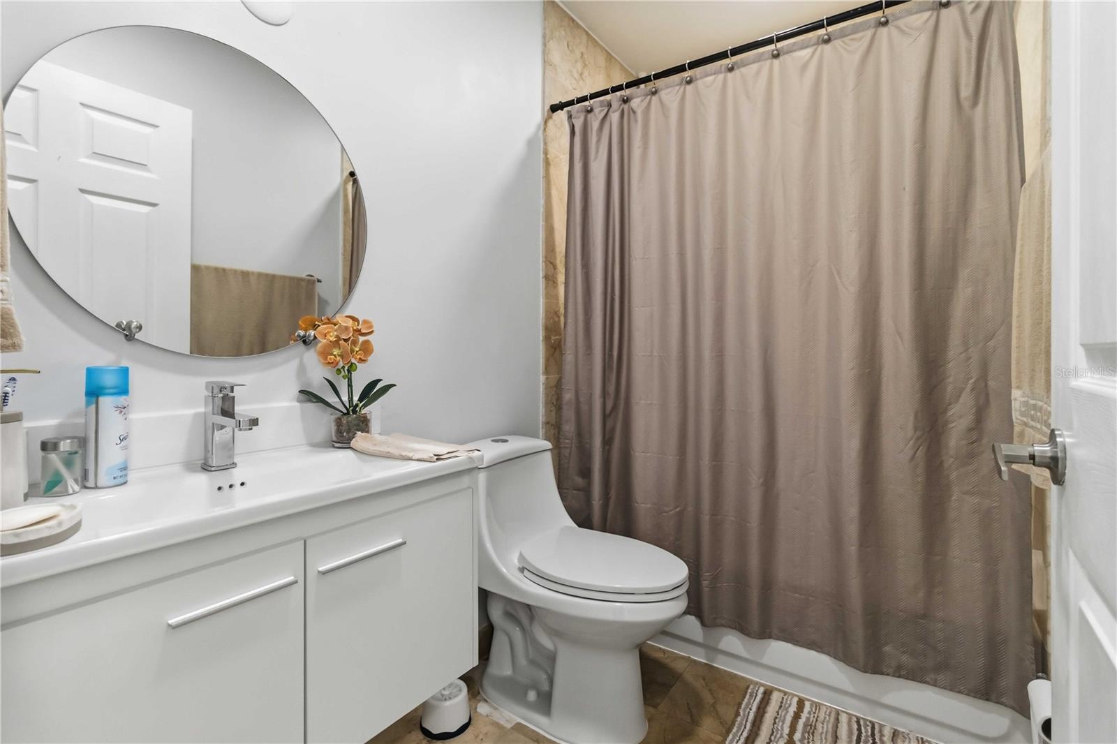 LES CHATEAUX AT INTL GARDENS CONDO - Residential