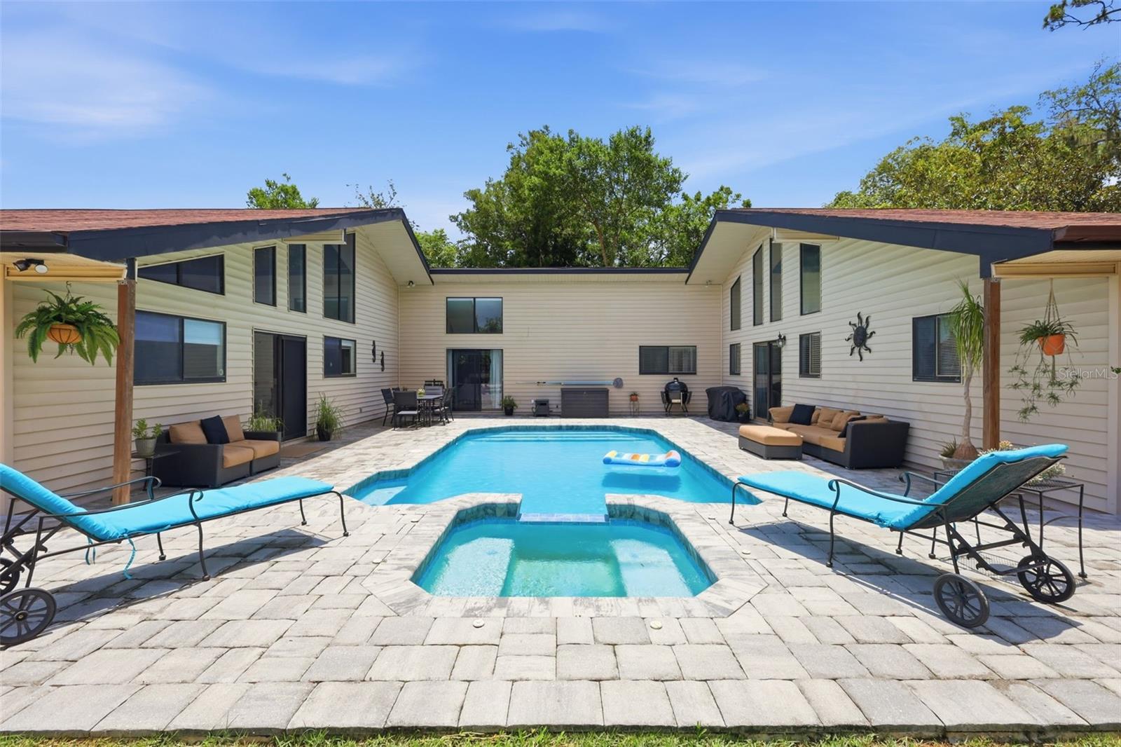 UNIVERSITY MANOR - Residential
