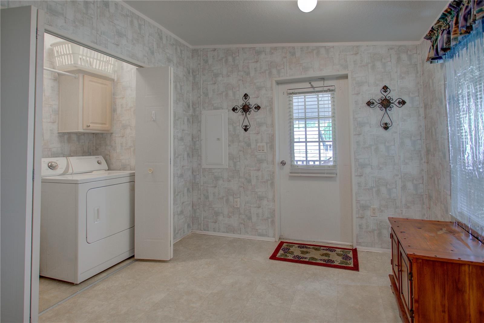 LAKE GEORGE MANOR - Residential