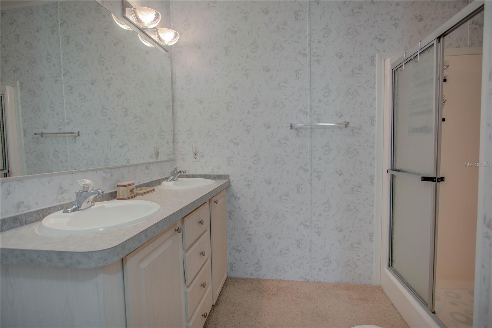 LAKE GEORGE MANOR - Residential