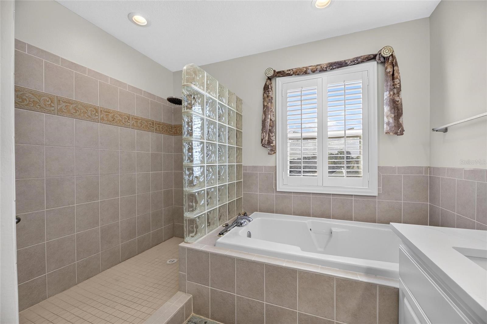 APOLLO BEACH UNIT 06 - Residential