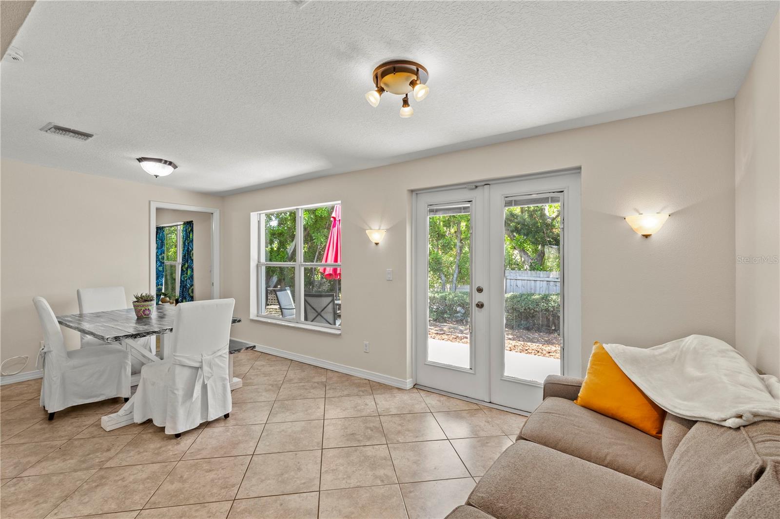 SPANISH ACRES - Residential