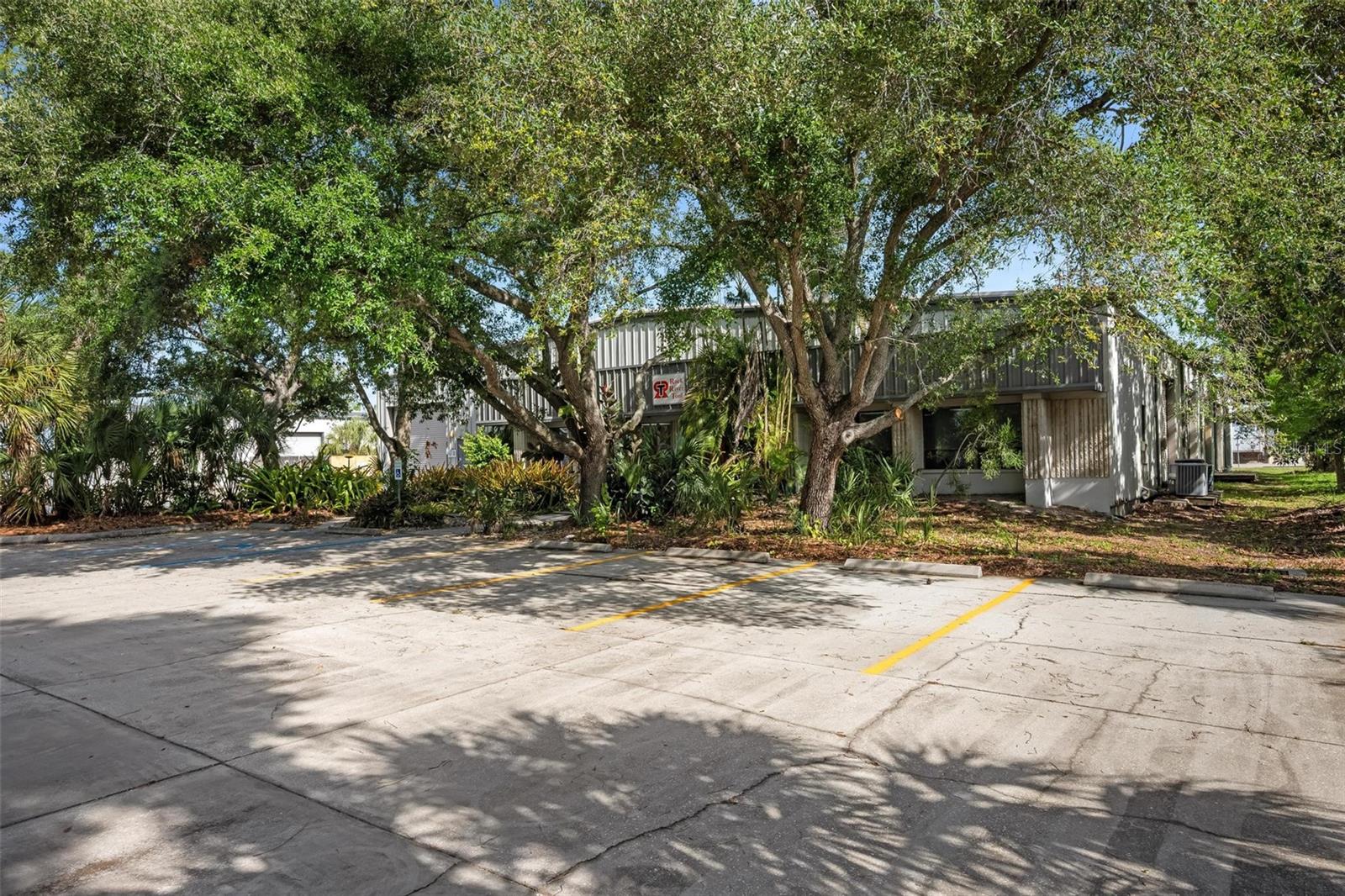 ONECO PARK - Commercial Sale