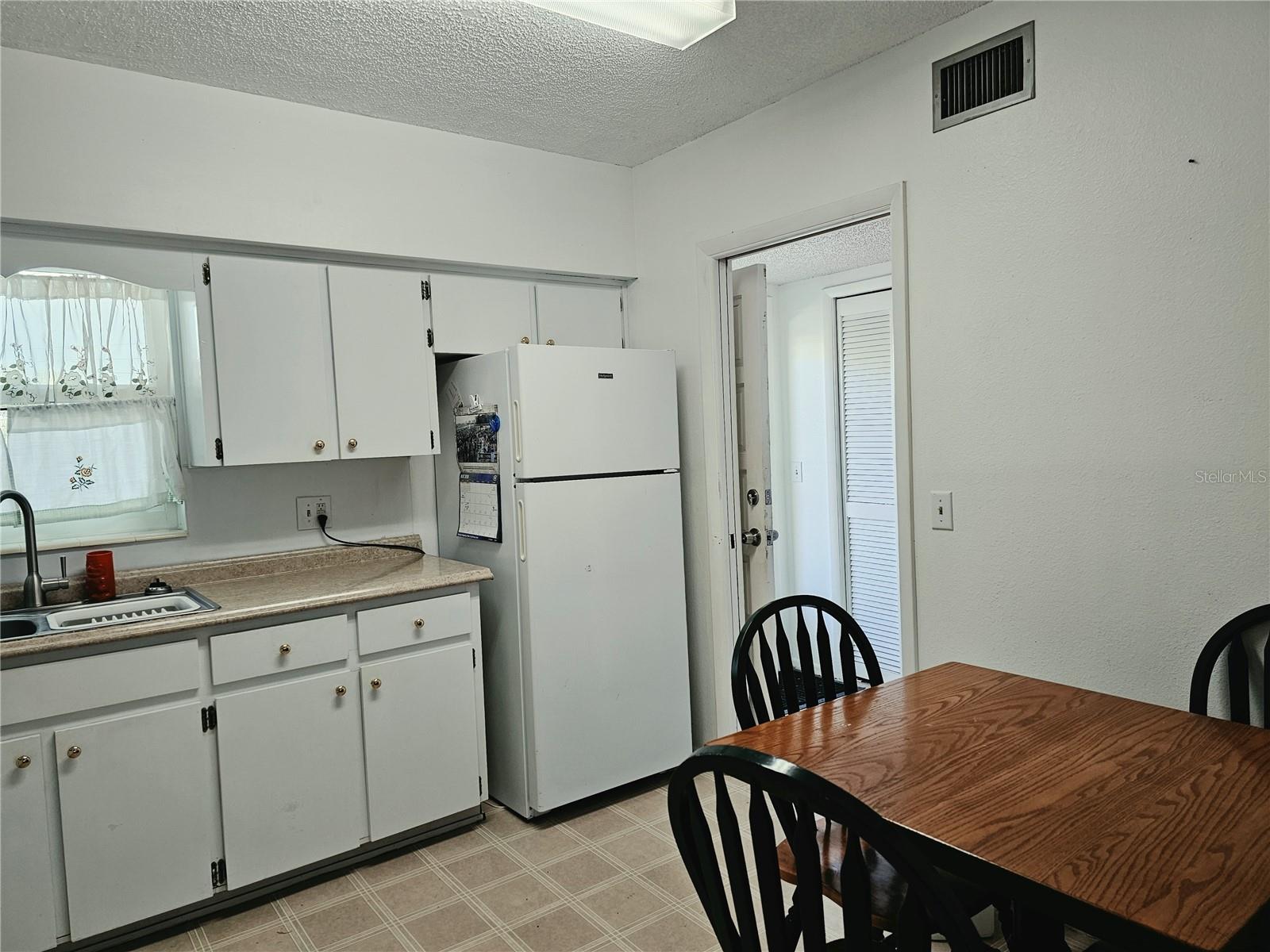 ON TOP OF THE WORLD - Residential Lease