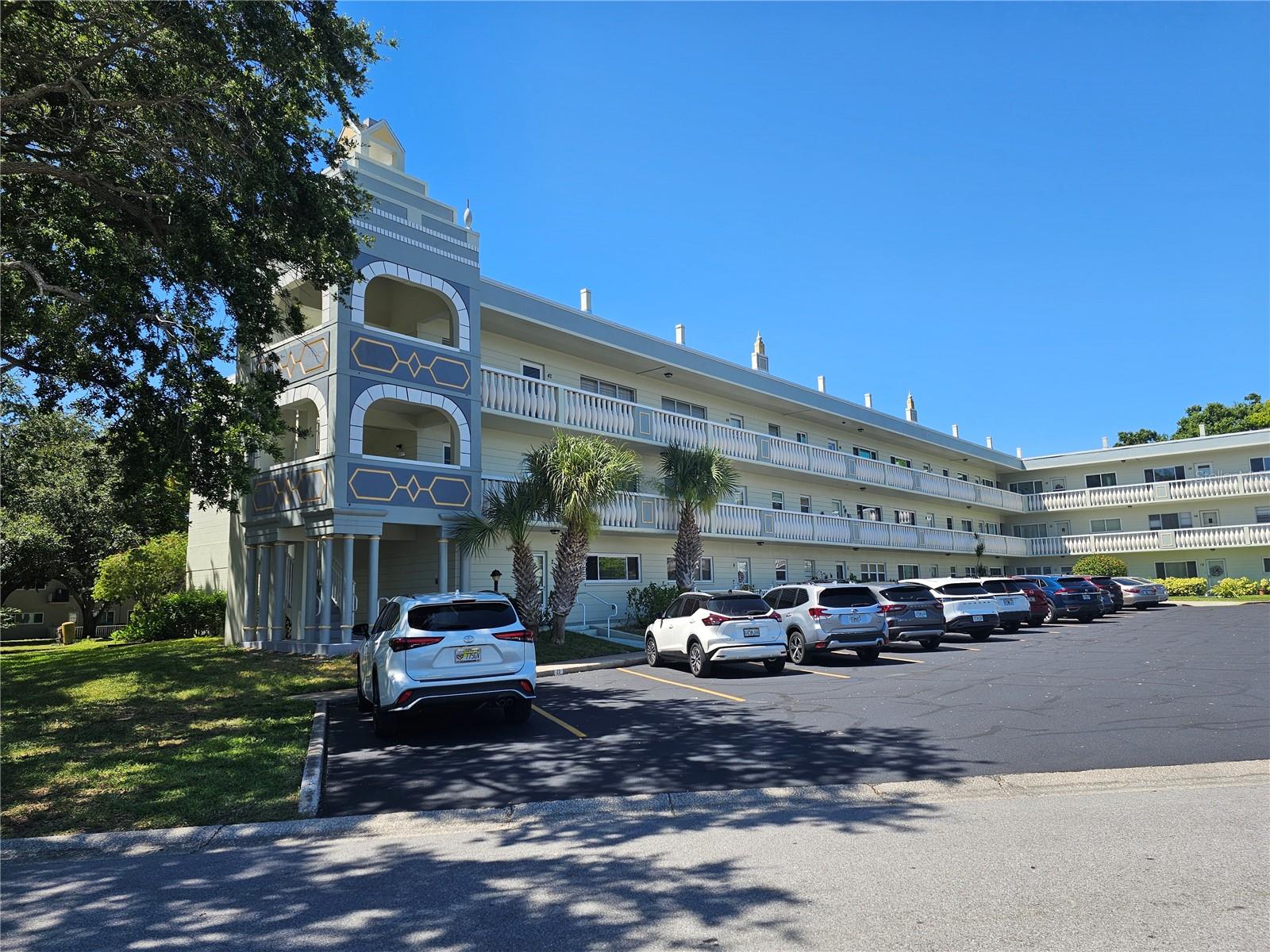 GREAT LOCATION!! ON TOP OF THE WORLD *ENJOY COUNTRY CLUB LIVING IN THIS ACTIVE 55+ COMMUNITY IN A BEAUTIFUL 2ND FLOOR MUCH DESIRED EMERALD FLOOR PLAN. ENJOY BRIGHT KITCHEN WITH WINDOW OVER SINK. NICELY & COMFORTABLY FURNISHED! 1400 SQ FT CONDO LOCATED BEHIND POOL, HOT TUB, CLUBHOUSE, BILLIARD ROOM AND SUNSHINE ROOM FOR GATHERINGS. CROSS OVER BELCHER AND ENTER EAST SIDE OF OTOW FOR THE 9 AND 18 HOLE GOLF COURSE. THE 2ND CLUBHOUSE IS OPEN FOR DANCES, SHOWS, CLUBS, DELI, HEATED POOL, SAUNA. OUTSIDE IS TENNIS, LAWN BOWLING AND SO MUCH MORE TO ENJOY IN THIS 55+ COMMUNITY.