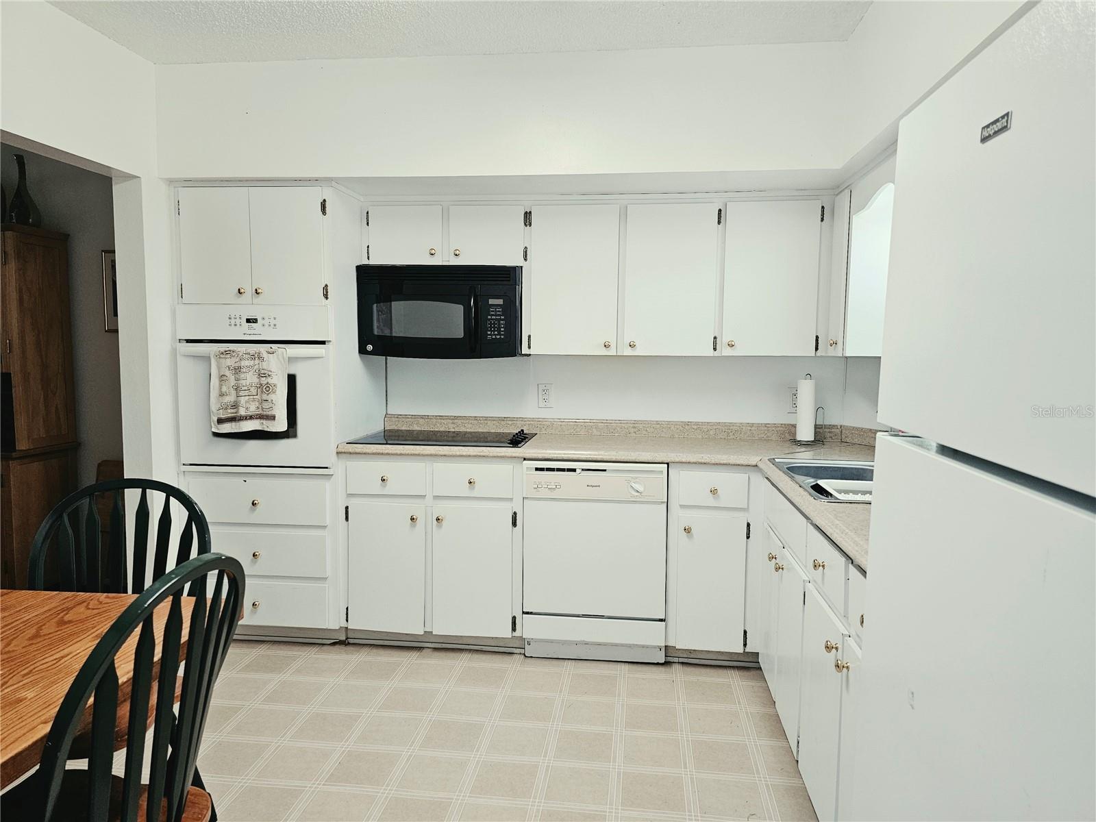 ON TOP OF THE WORLD - Residential Lease