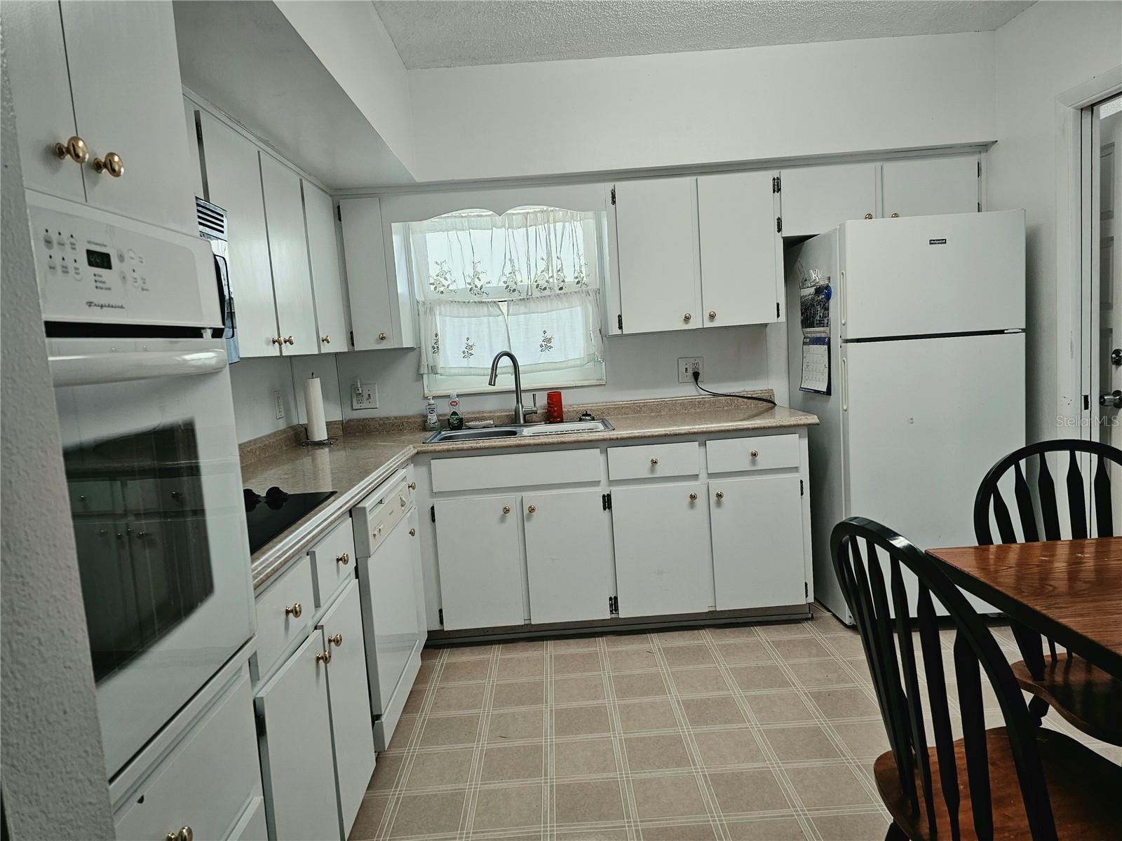 ON TOP OF THE WORLD - Residential Lease