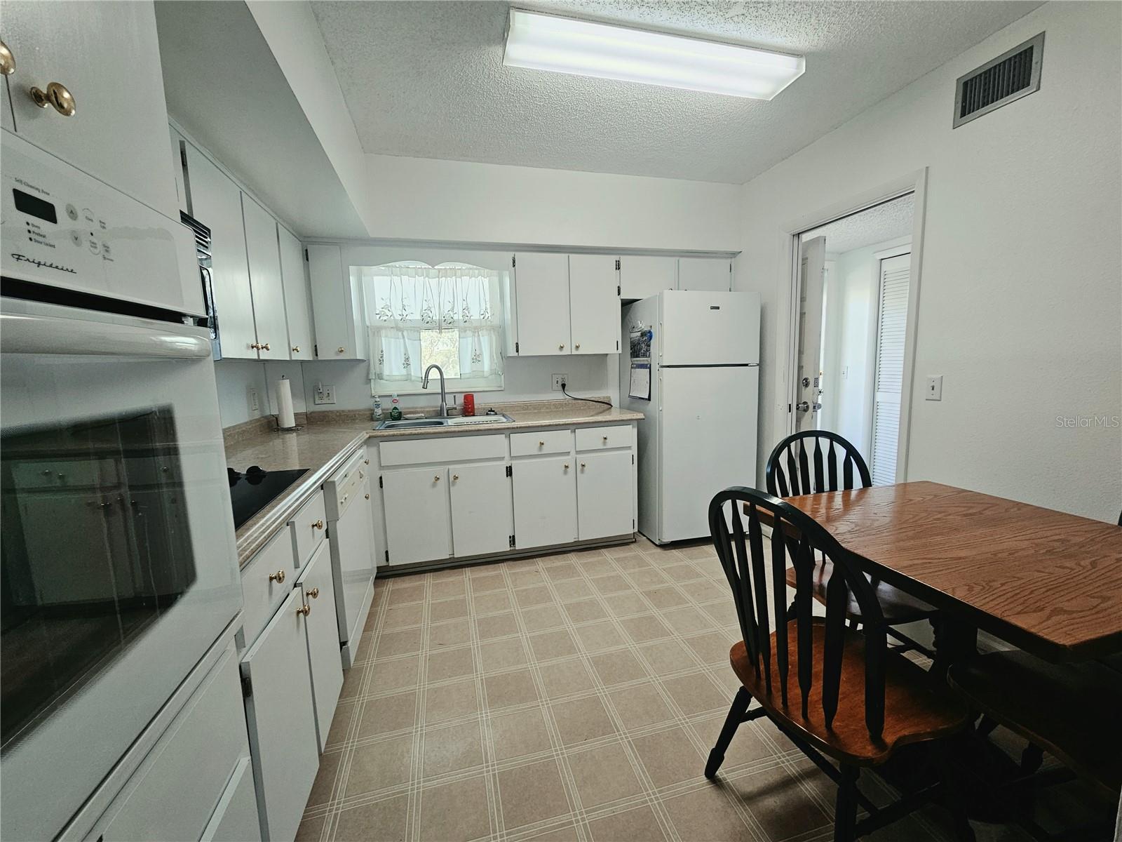 ON TOP OF THE WORLD - Residential Lease