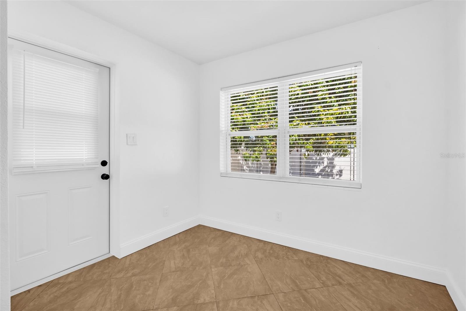 SIRMONS GROVES - Residential Lease
