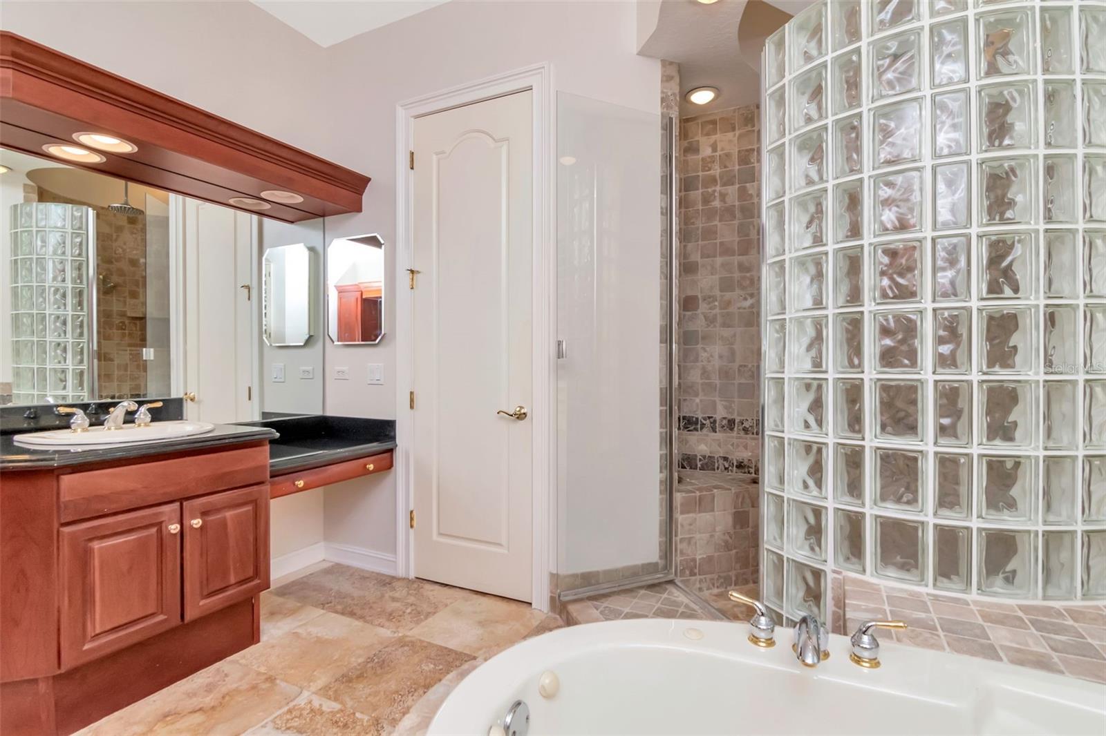 PARADISE POINTE - Residential