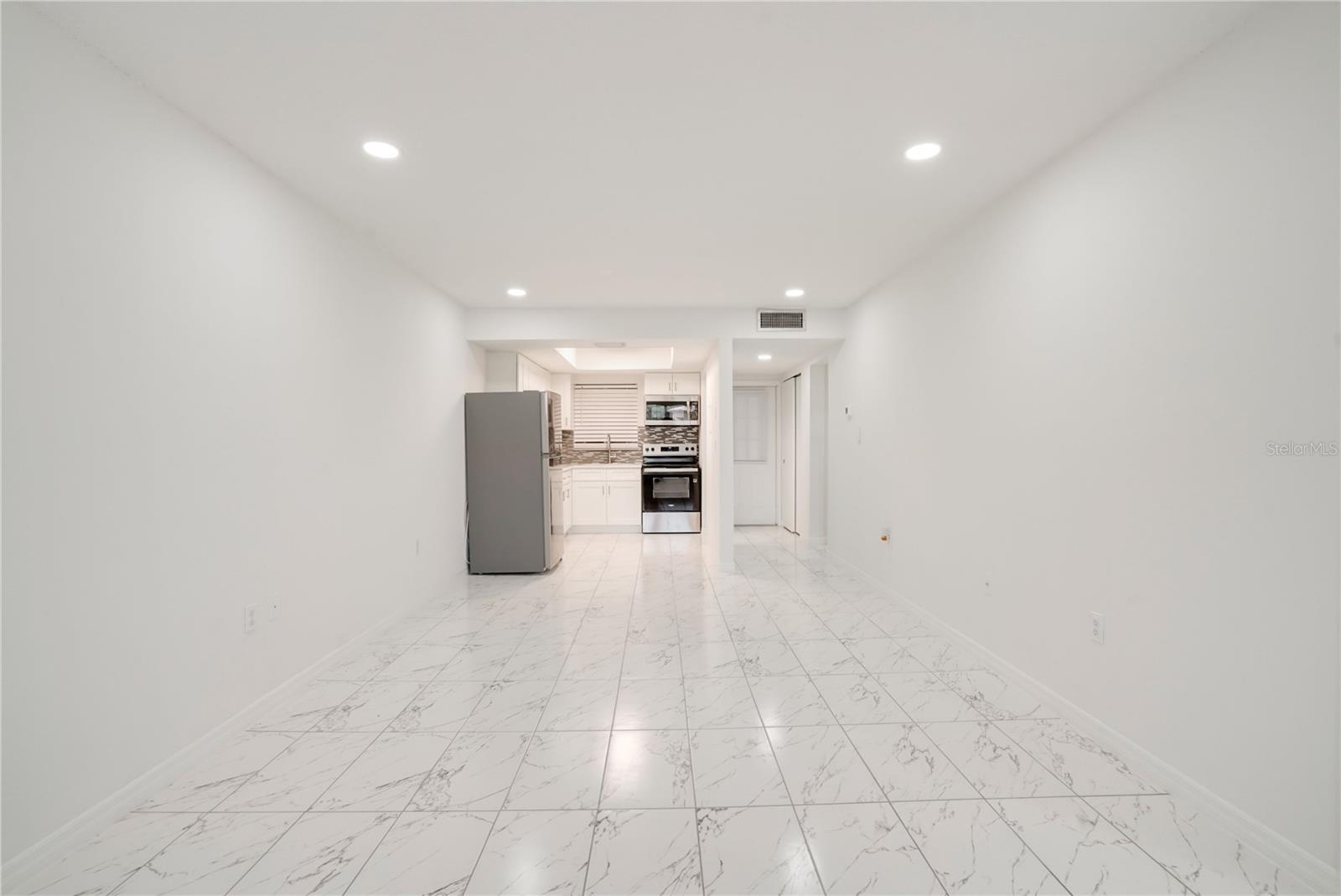 BAYSHORE ON THE LAKE APARTMENTS - Residential