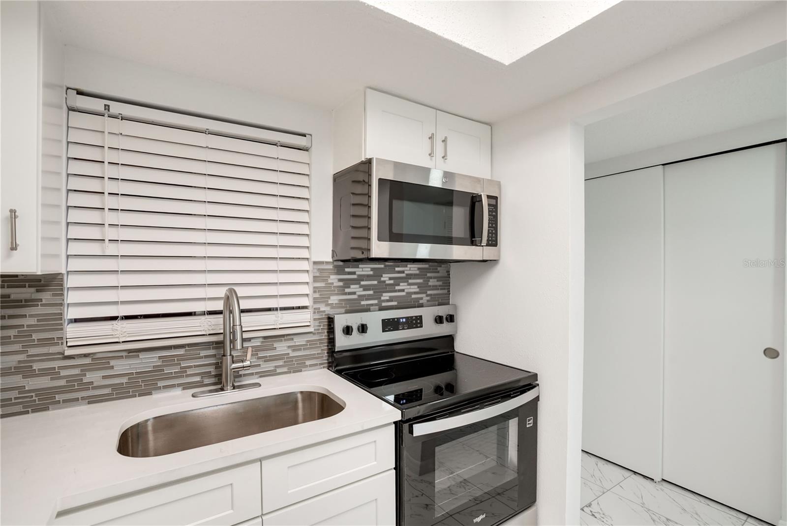 BAYSHORE ON THE LAKE APARTMENTS - Residential