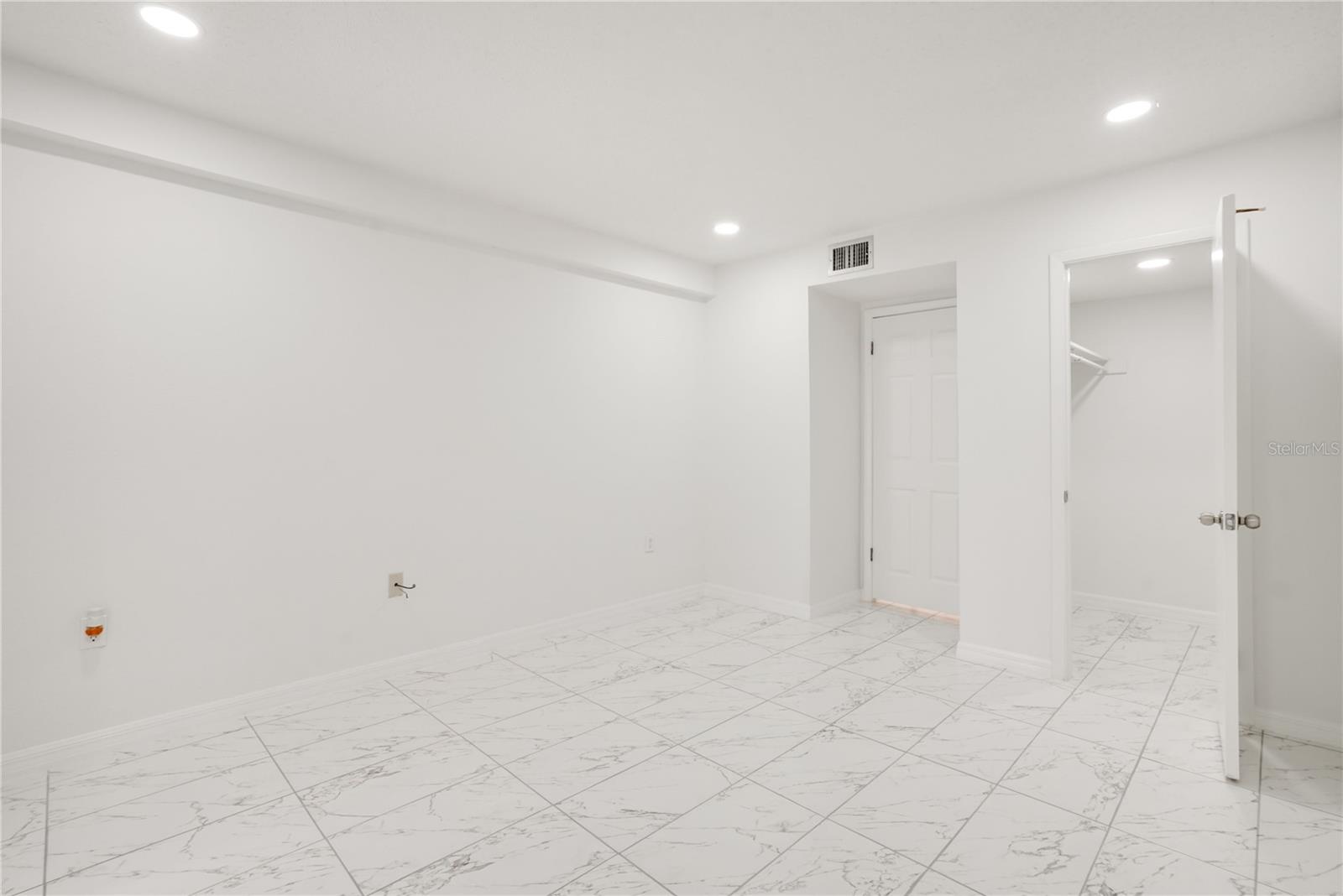 BAYSHORE ON THE LAKE APARTMENTS - Residential