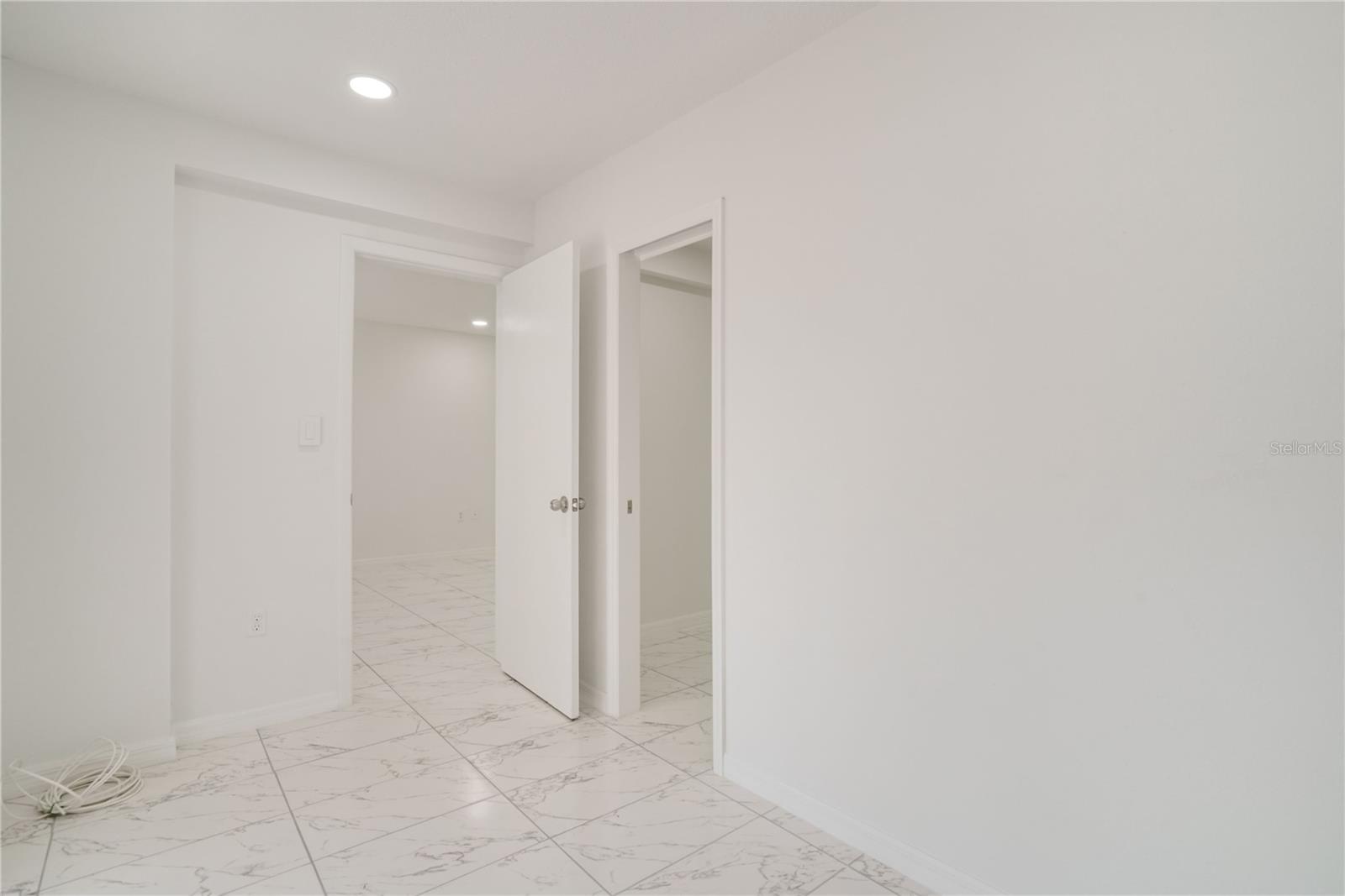BAYSHORE ON THE LAKE APARTMENTS - Residential