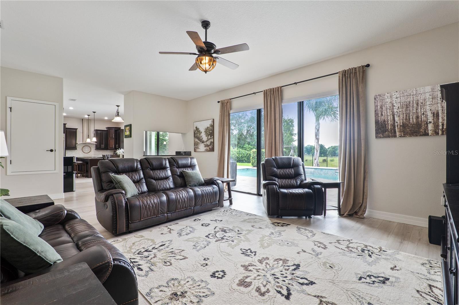 HEATHROW COUNTRY ESTATE HOMES - Residential